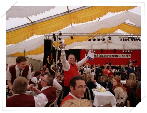 Andre Murra hält den Pokal für den 1. Platz in Händen